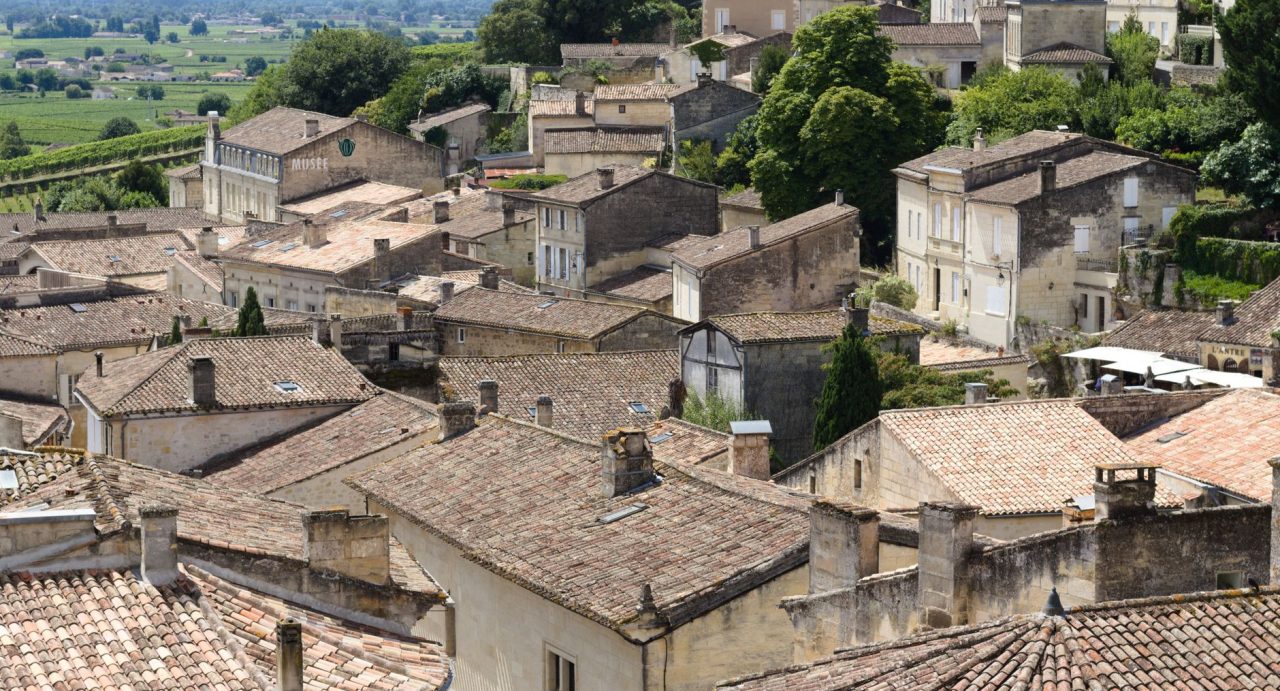 Vue aérienne des toits d’un village français dans un paysage rural Vue aérienne des toits d’un village français dans un paysage rural