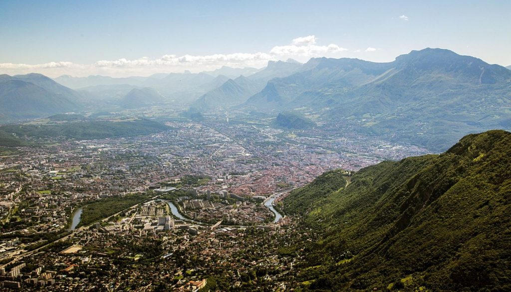 Vue aérienne de Grenoble et des Alpes environnantes