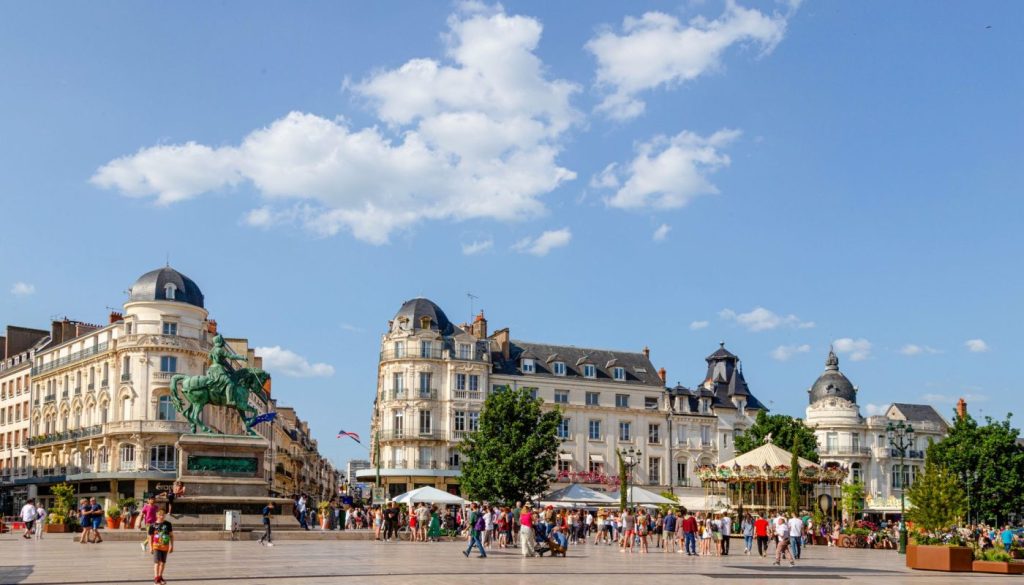 Rue animée du centre historique d’Orléans
