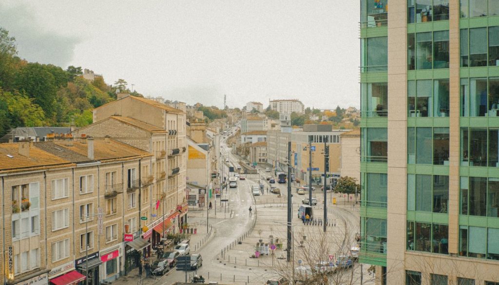 Vue d’une rue animée de Poitiers