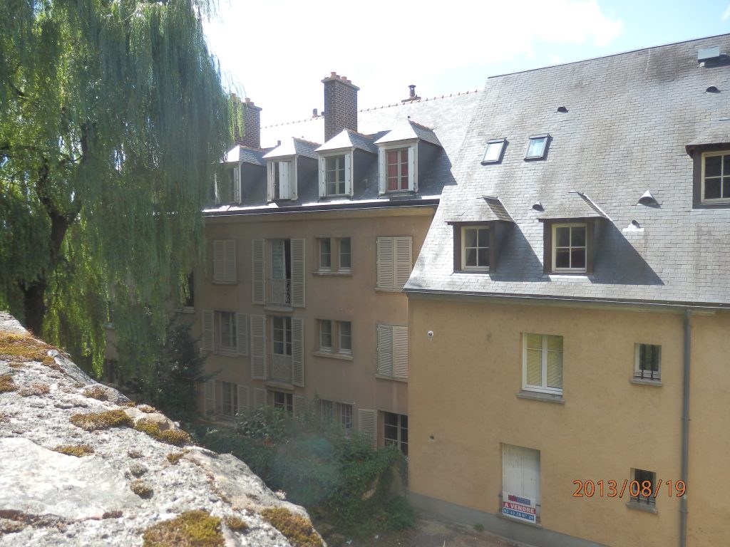 Ruelle pavée bordée de maisons à colombages dans la Cité Plantagenêt du Mans