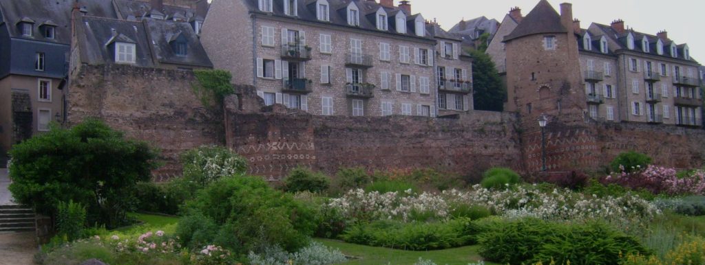 Enceinte gallo-romaine du Mans avec ses motifs géométriques de grès coloré