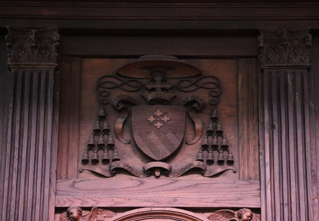 Intérieur de la cathédrale Saint-Julien du Mans, détail de boiserie sculptée