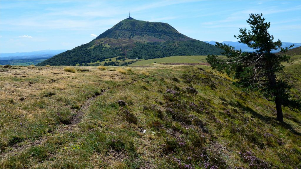 Panorama de Clermont-Ferrand avec le puy de Dôme en arrière-plan