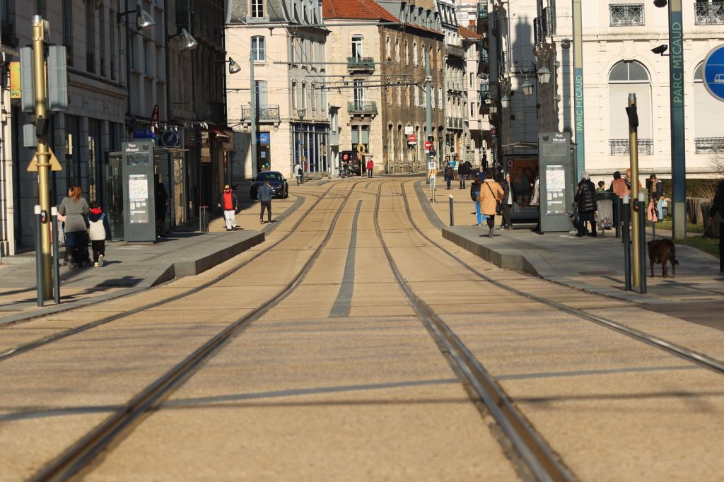 Tramway dans une rue de Reims