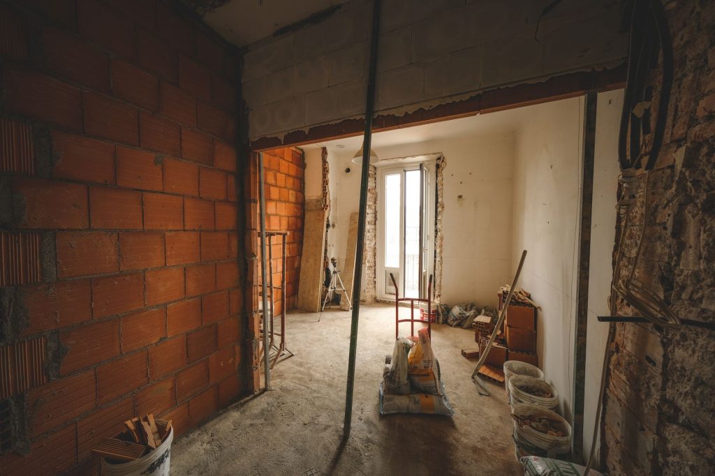Chantier de renovation a l interieur d une maison ancienne