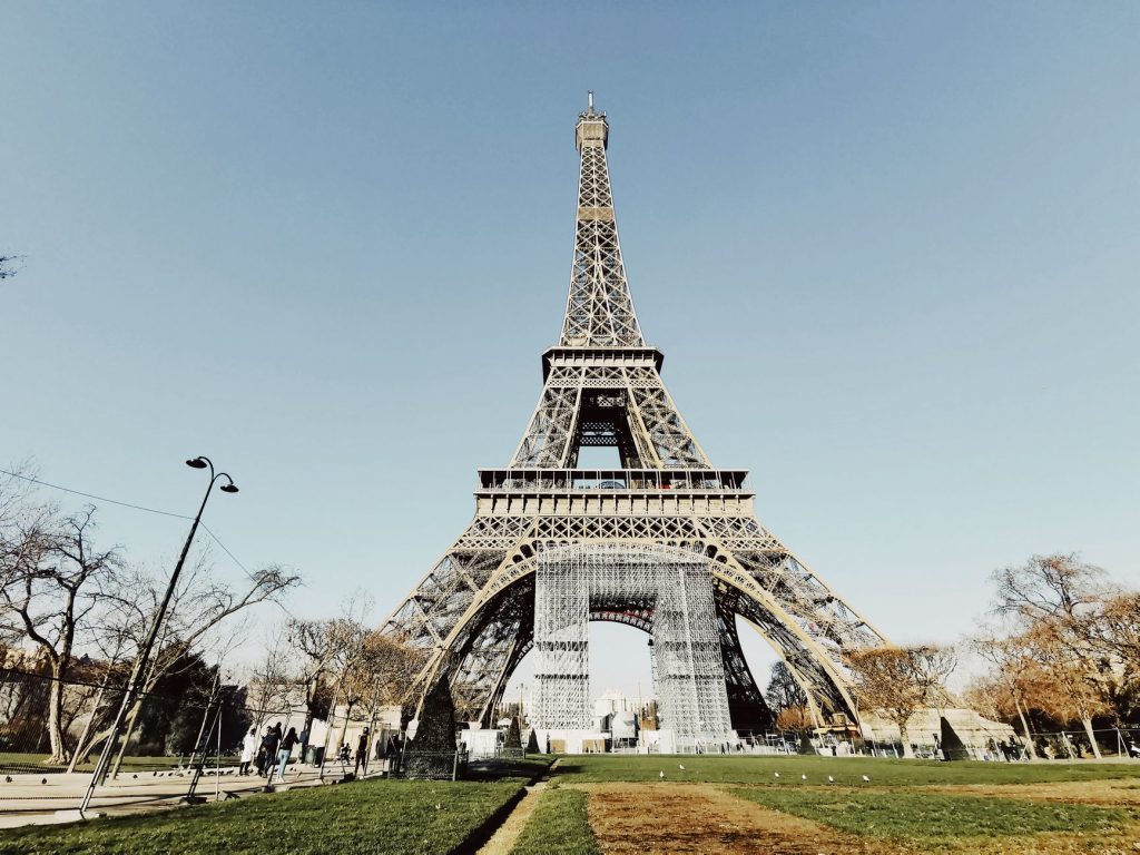 Tour Eiffel et rue parisienne sous le soleil