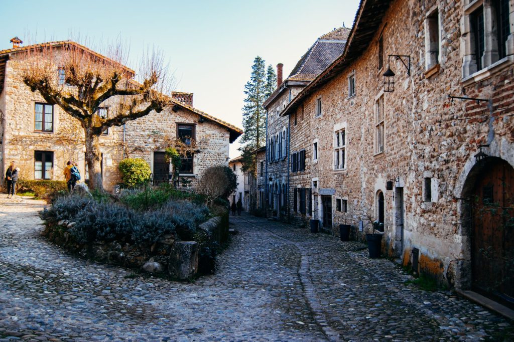 Rue pavée du vieux Chartres bordée de maisons anciennes