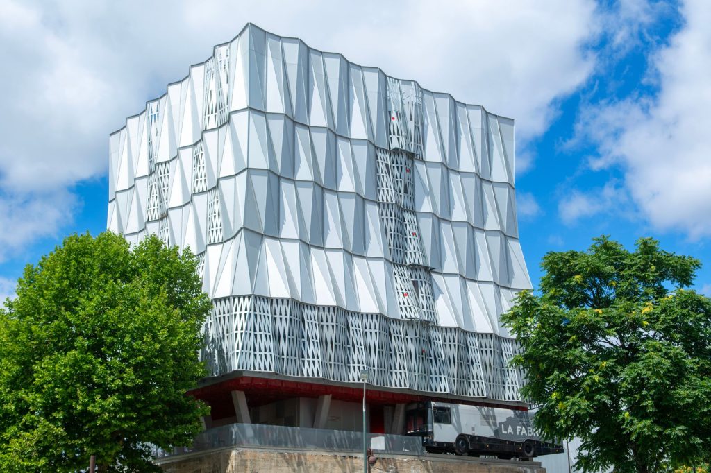 Architecture contemporaine et espaces réaménagés de l'île de Nantes au bord de la Loire
