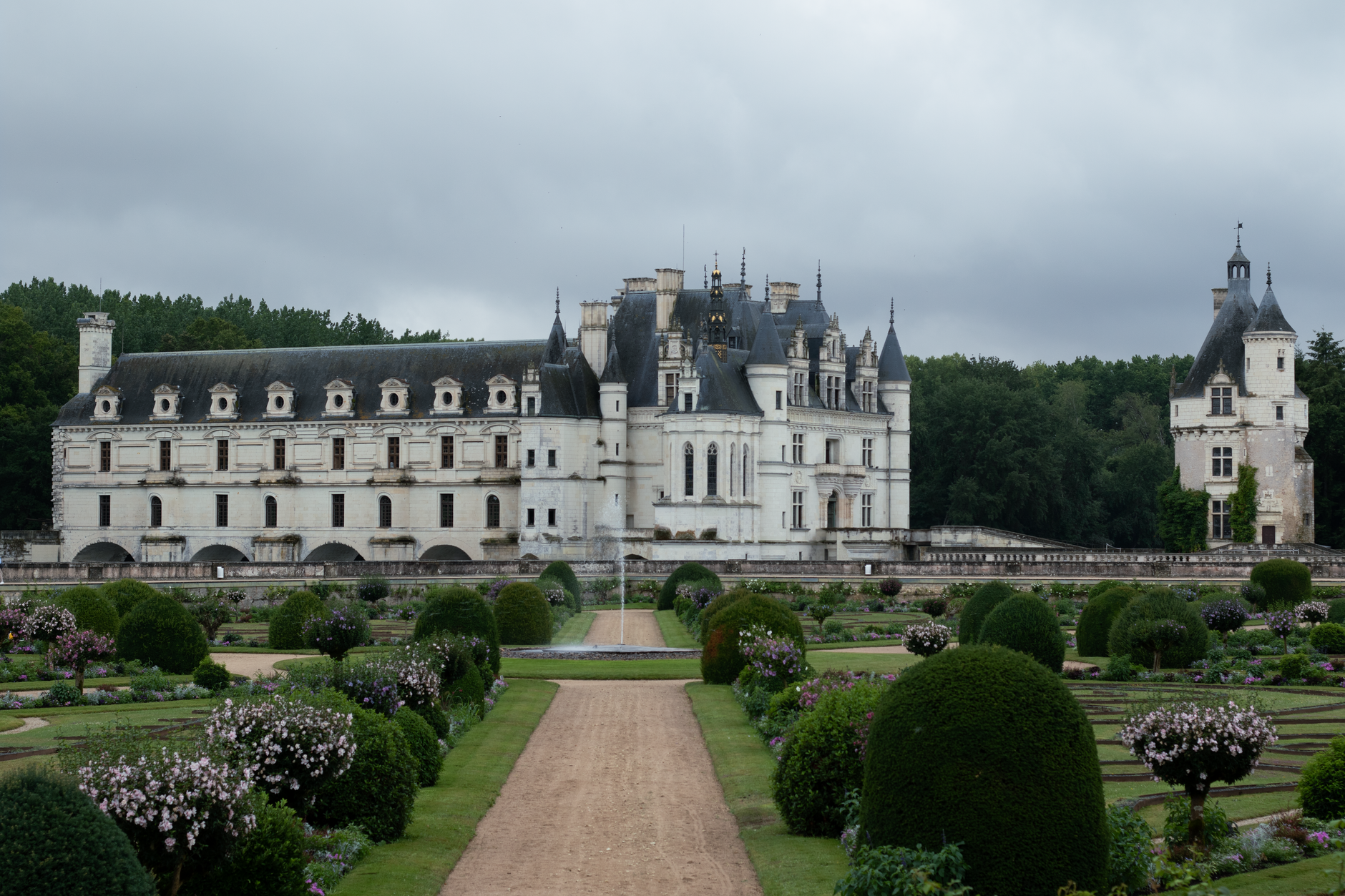 Chateau francais entoure de son parc et de ses jardins