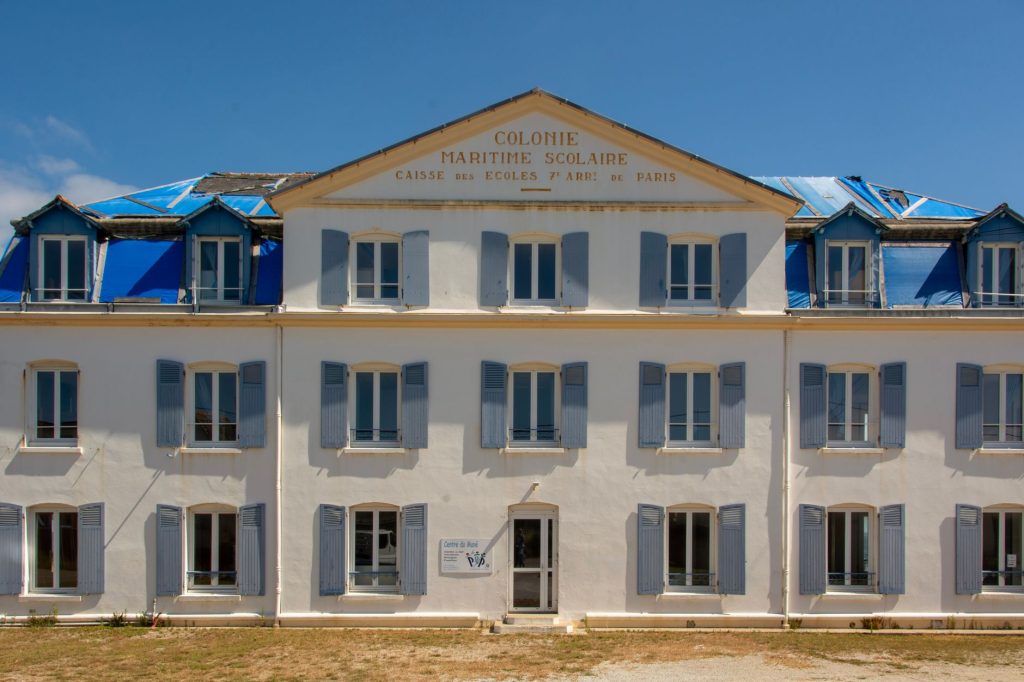 Façade d'une école, équipement déterminant pour les familles