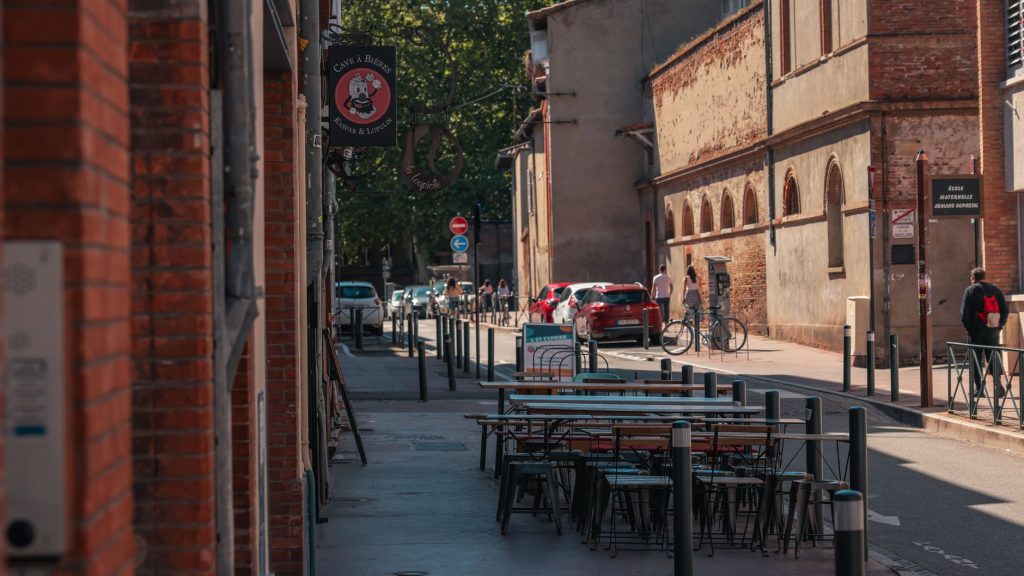 Rue de briques roses dans le centre de Toulouse