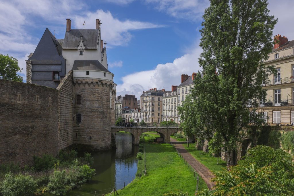 Ruelle pavée du quartier historique du Bouffay à Nantes bordée de maisons anciennes