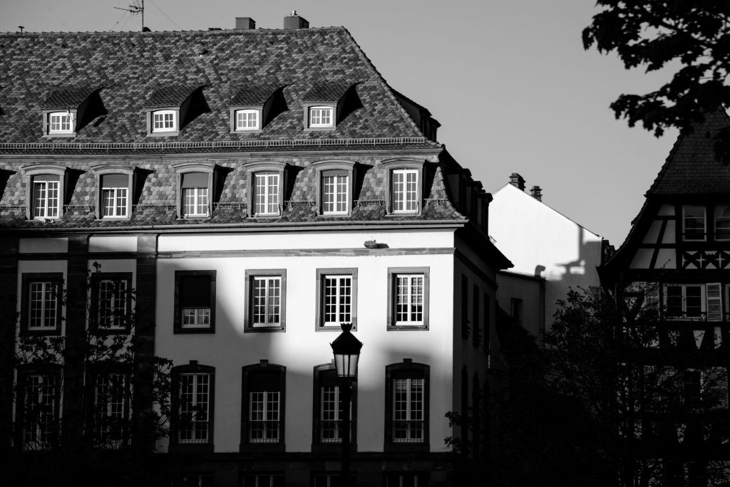 Rue résidentielle et maisons alsaciennes dans un quartier familial de Strasbourg