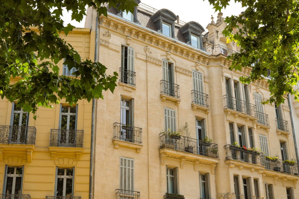 Rue résidentielle de banlieue parisienne avec immeubles