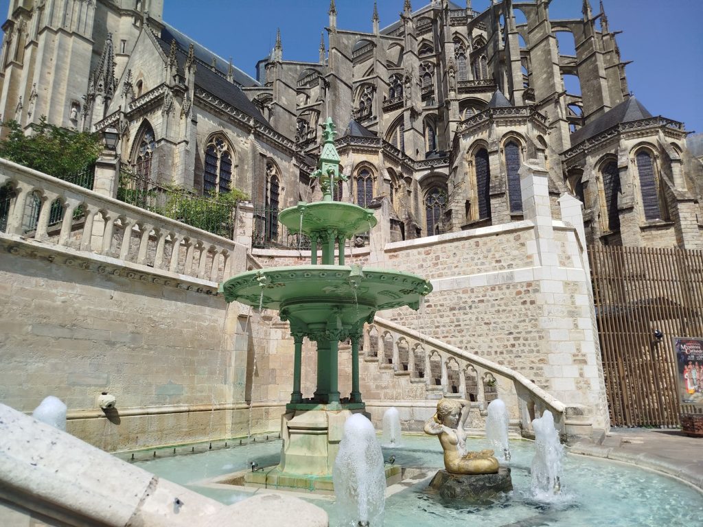 Centre-ville de Reims, rue animée et patrimoniale