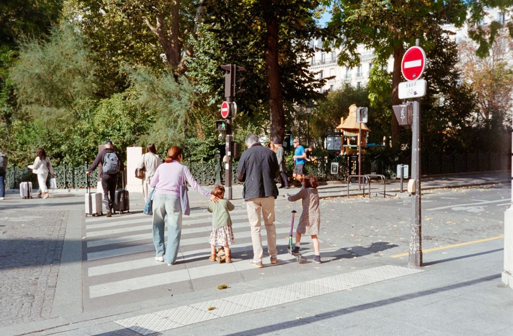 Parc urbain arboré propice aux familles dans une ville d'Île-de-France