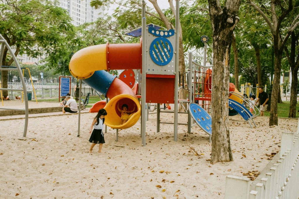 Parc urbain et aire de jeux pour les familles