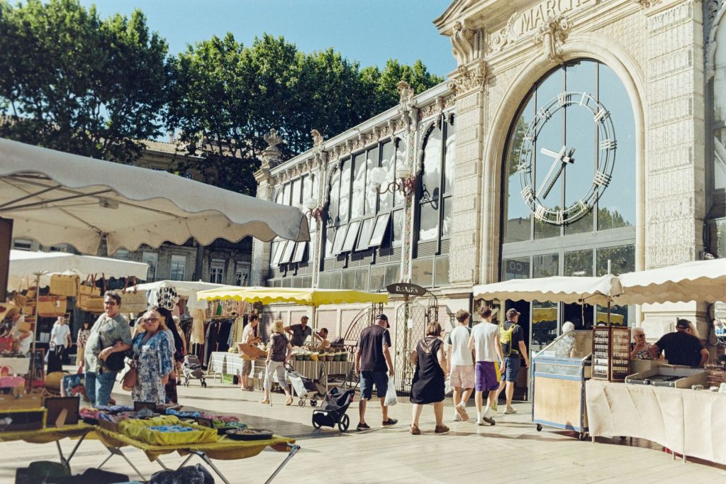 Ruelle du centre historique de Nîmes, l'Écusson, avec ses façades anciennes