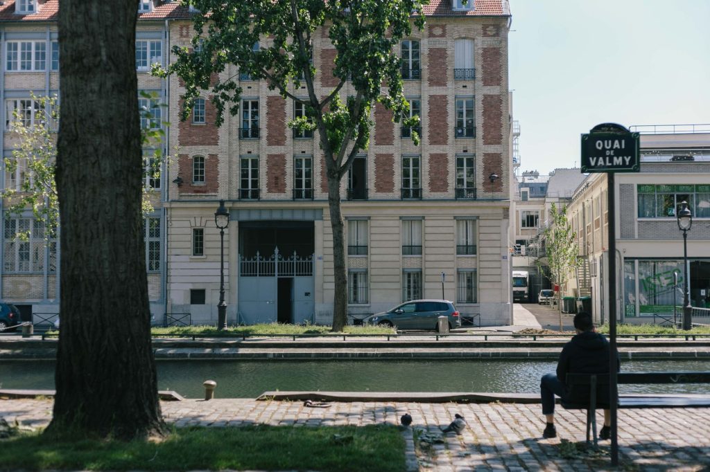 Promenade aménagée au bord d'un canal en Seine-Saint-Denis près de Bobigny