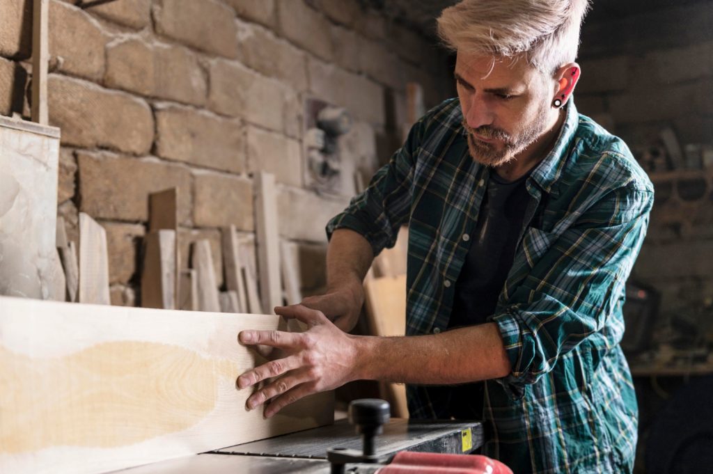 un-homme-travaille-la-pierre-en-vue-dune-renovation-de-batiment