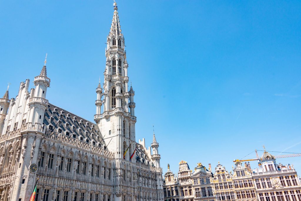 Place historique et hôtel de ville de style flamand, écho au patrimoine urbain de la région