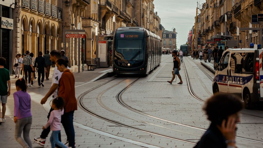 Tramway circulant dans une rue du centre de Saint-Étienne
