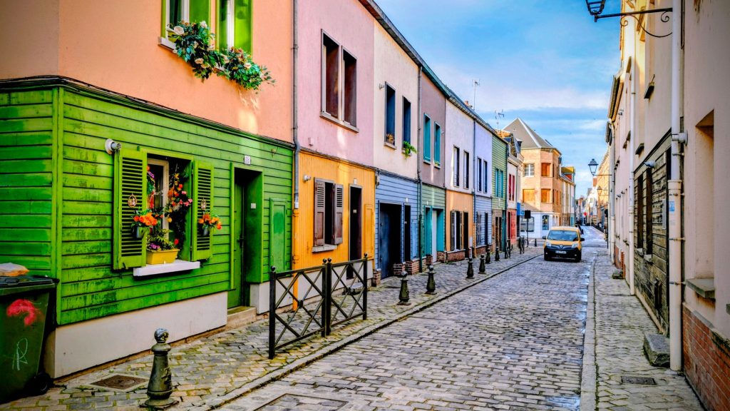 Maisons colorées du quartier Saint-Leu à Amiens le long des canaux