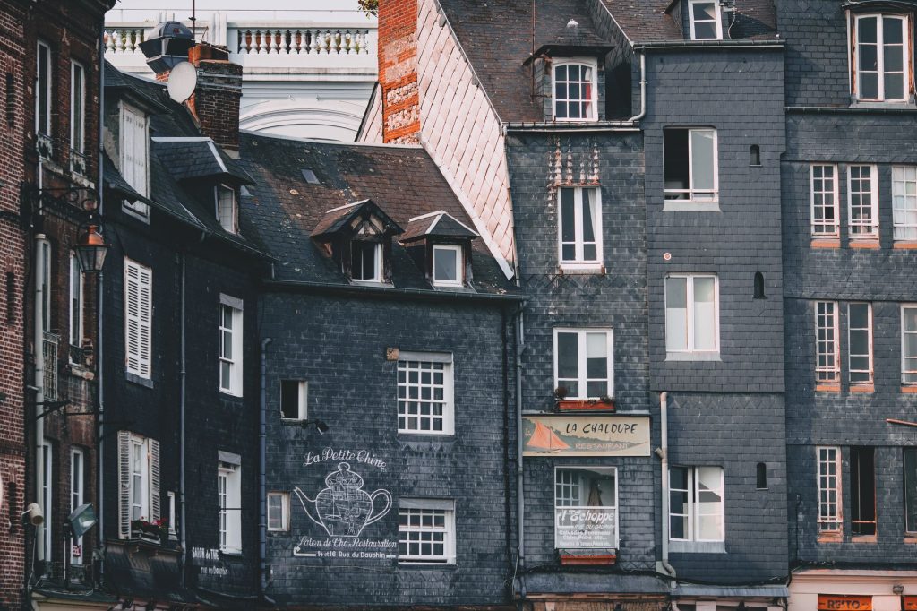 Maisons anciennes en brique et pierre typiques du Nord, illustrant le patrimoine bâti