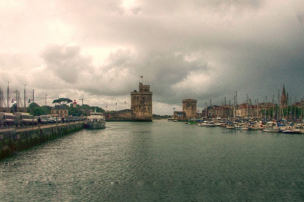 Bateaux amarrés dans le Vieux-Port de La Rochelle au pied des tours
