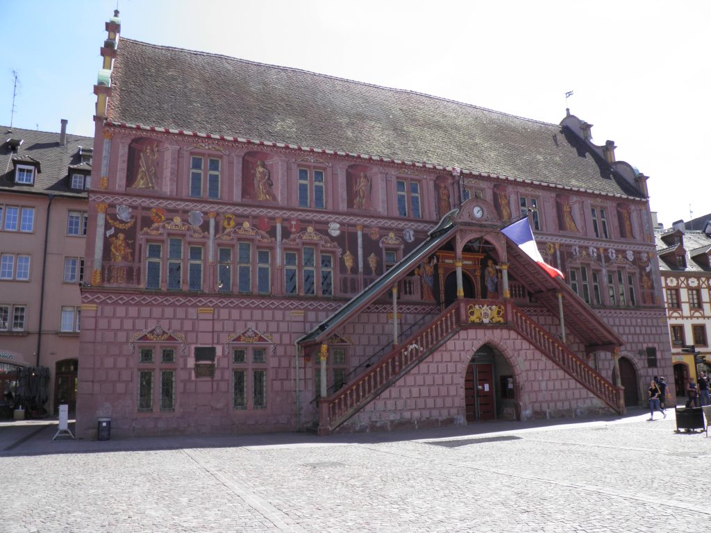 Hôtel de ville Renaissance de Mulhouse aux façades peintes, sur la place de la Réunion