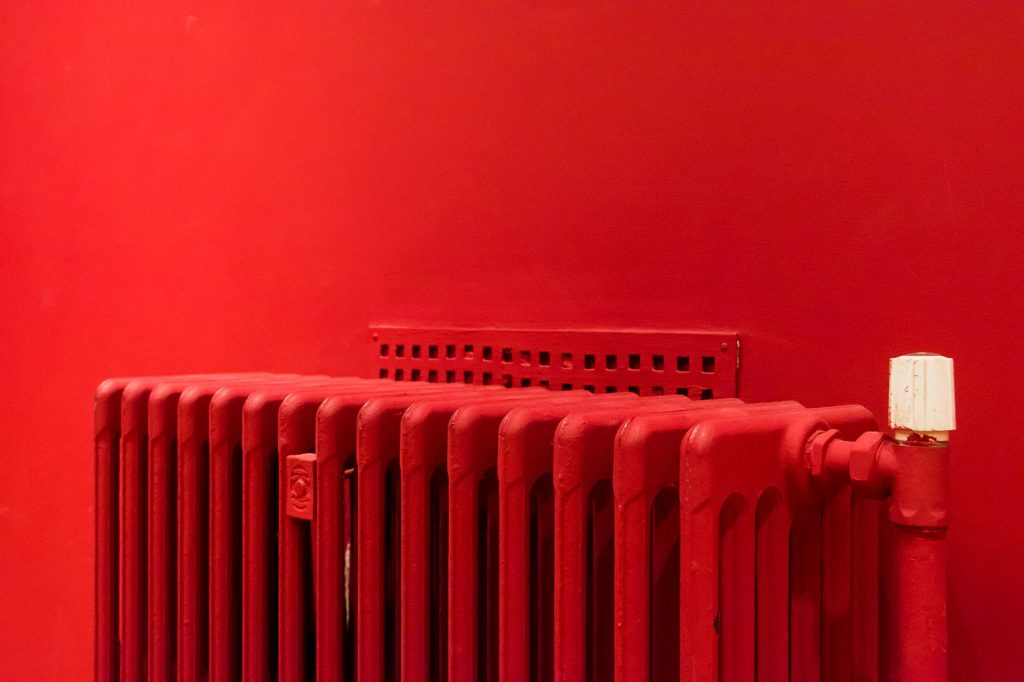 Radiateur en fonte ancien dans un logement rénové
