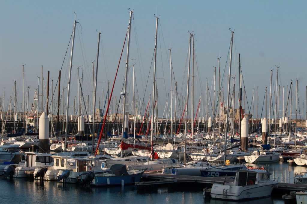 Le port du Havre et le front de mer normand vus depuis le bassin