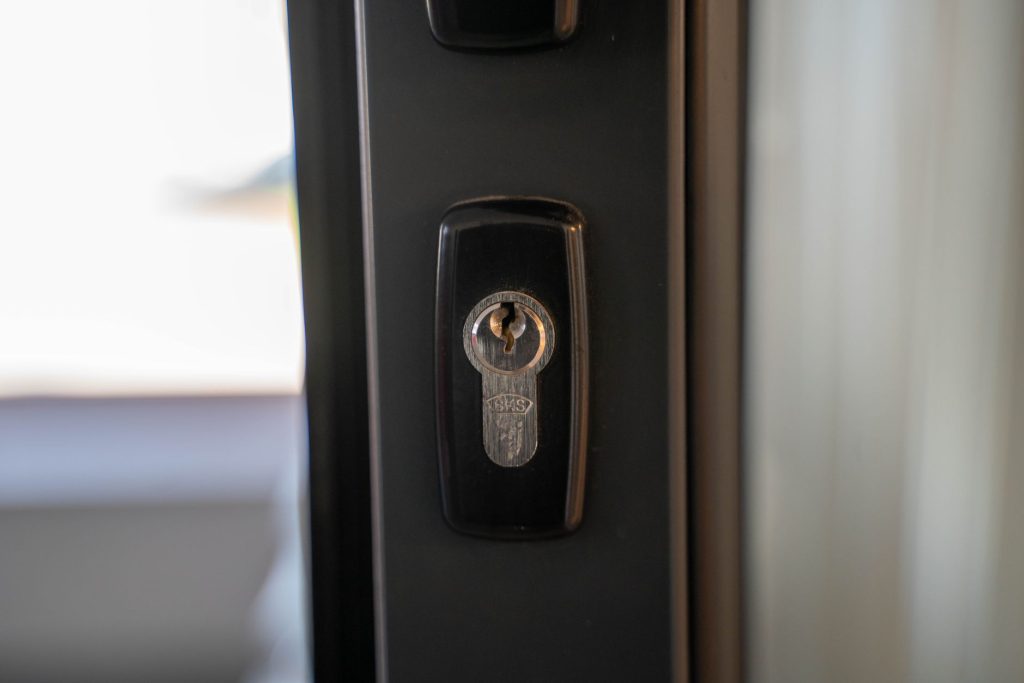 Cylindre de serrure et clé en gros plan sur une porte