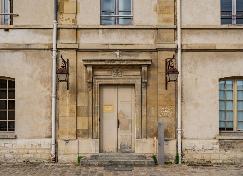 Porte ancienne en bois avec serrure et ferrures d origine