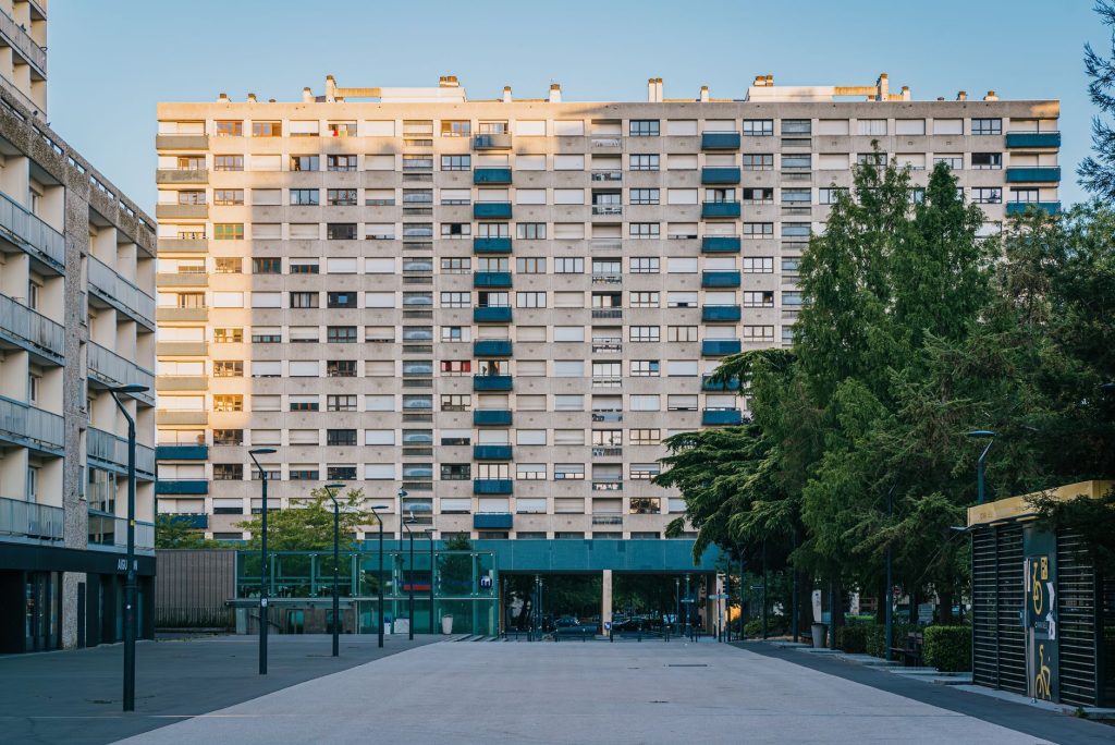 Façade d’immeuble résidentiel en ville, illustration du marché locatif urbain