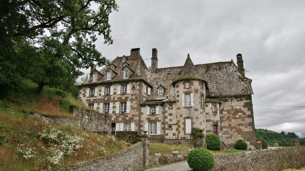 Maison ancienne en pierre volcanique d Auvergne