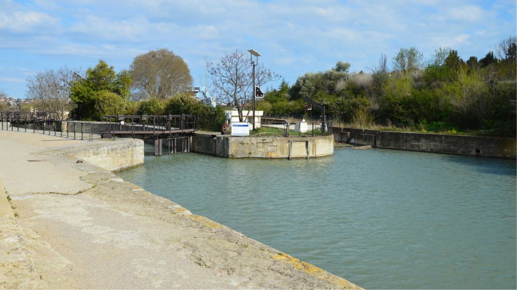 Bief bordé de platanes sur un canal du Midi languedocien, illustration du cadre de vie autour de Béziers