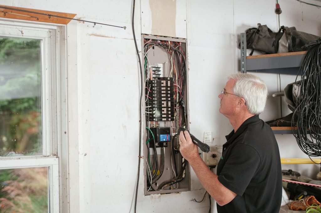 Électricien en intervention sur un circuit électrique dans une habitation