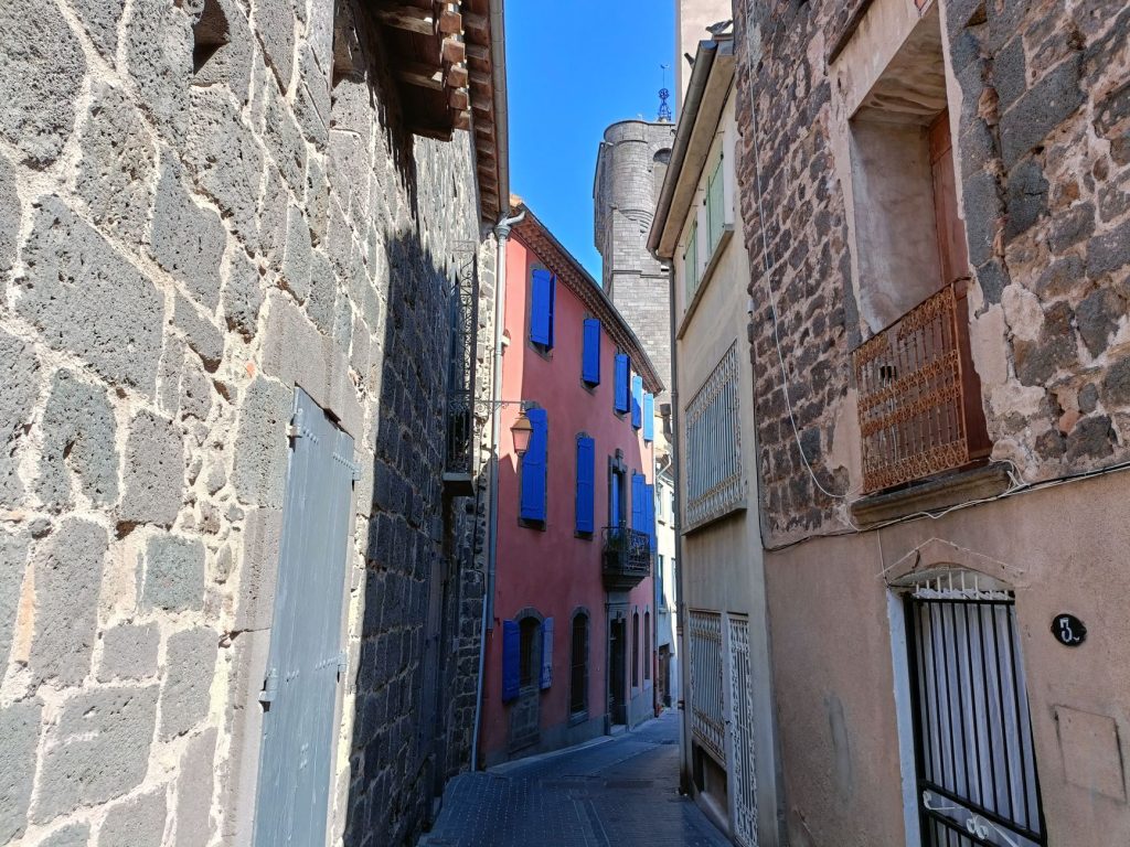 Façade en pierre avec volets d'une maison traditionnelle du Languedoc
