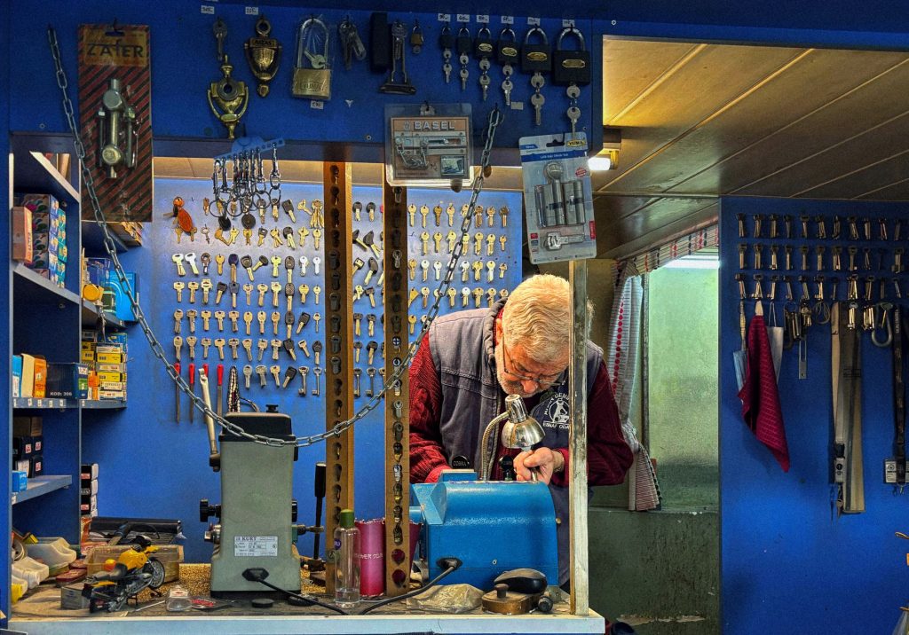 Outils de serrurier et cles posees sur un etabli