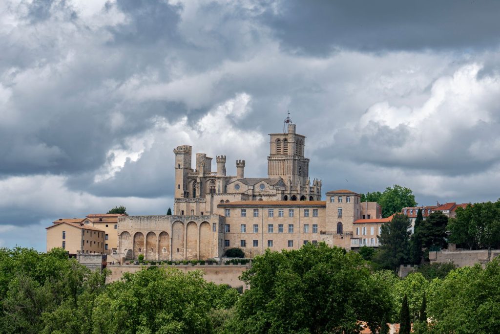 Ruelle étroite bordée de façades anciennes dans une ville du Sud de la France