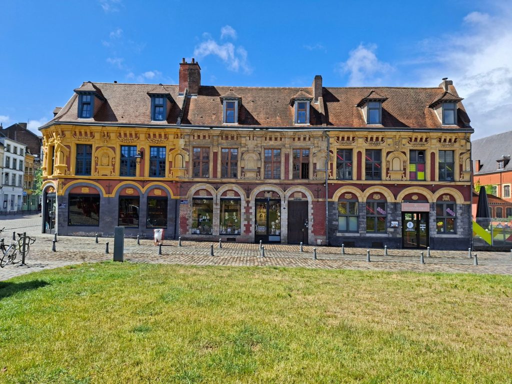 Façade flamande en brique et pierre à Lille