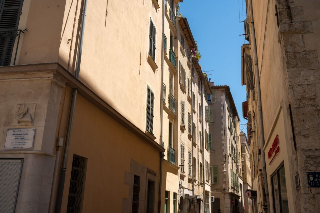 Ruelle du centre ancien de Toulon bordée de façades colorées et de volets en bois