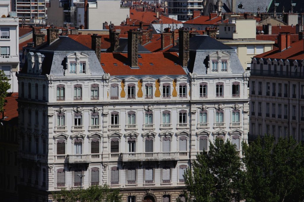 Rue pavée et façades anciennes d’un quartier historique lyonnais