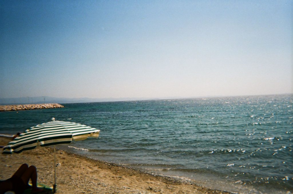 Front de mer méditerranéen avec promenade et plage, ambiance du quartier du Mourillon à Toulon