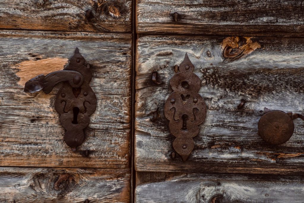 Porte en bois ancienne avec serrure et ferrure d’origine
