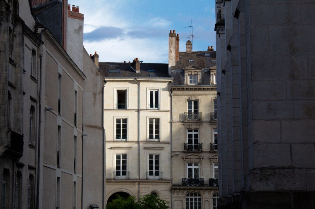 Façades de bâtiments anciens en brique dans une ville du nord-est de la France