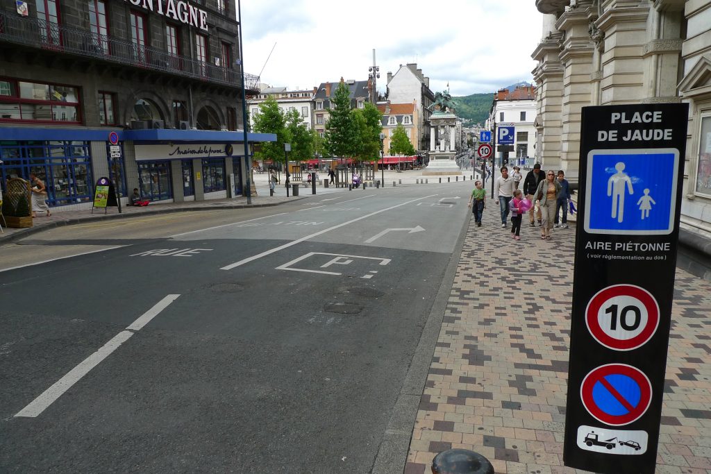 La place de Jaude à Clermont-Ferrand, vaste esplanade piétonne bordée d’immeubles en pierre
