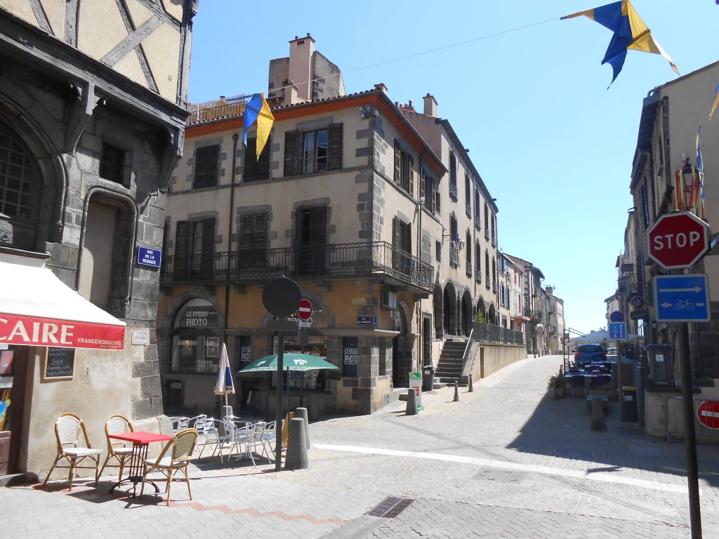 Croisement de rues dans le vieux Montferrand, avec ses façades anciennes et ses hôtels particuliers